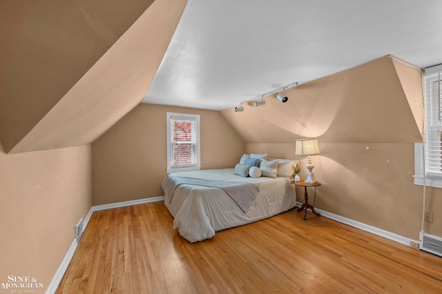 190 Lakeview Avenue, Grosse Pointe Farms, MI 48236