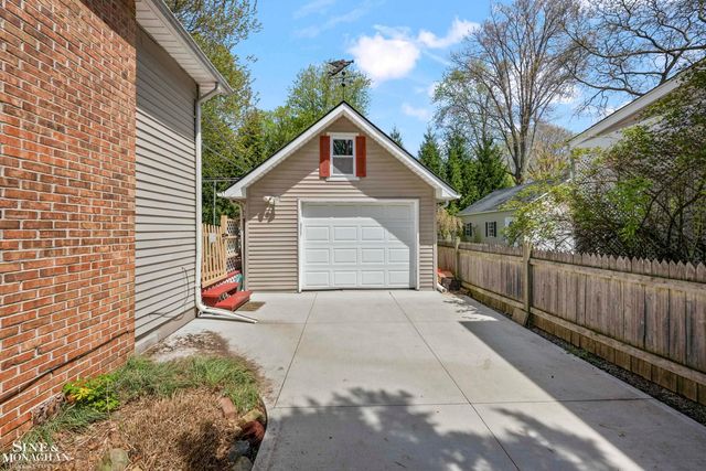 190 Lakeview Avenue, Grosse Pointe Farms, MI 48236