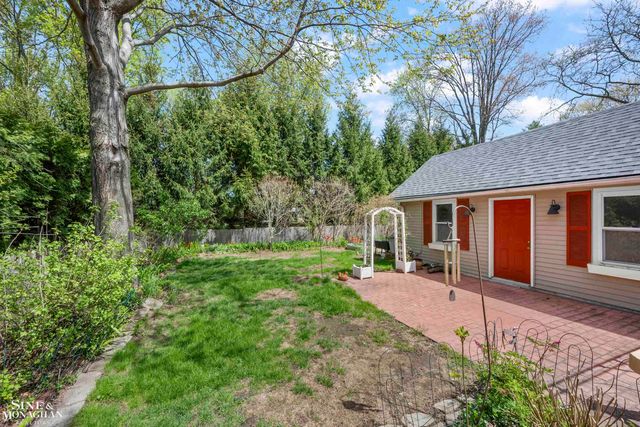 190 Lakeview Avenue, Grosse Pointe Farms, MI 48236