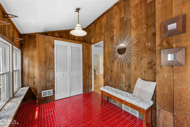 190 Lakeview Avenue, Grosse Pointe Farms, MI 48236