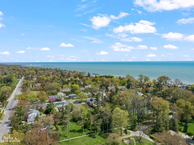 190 Lakeview Avenue, Grosse Pointe Farms, MI 48236