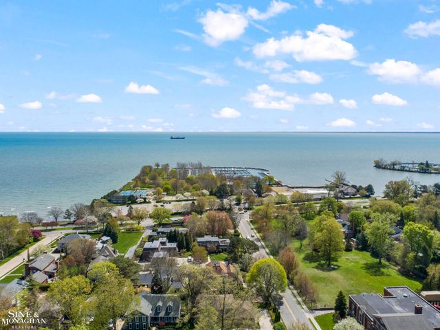 190 Lakeview Avenue, Grosse Pointe Farms, MI 48236