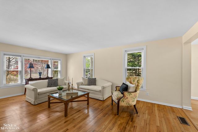 190 Lakeview Avenue, Grosse Pointe Farms, MI 48236