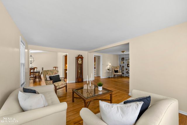 190 Lakeview Avenue, Grosse Pointe Farms, MI 48236