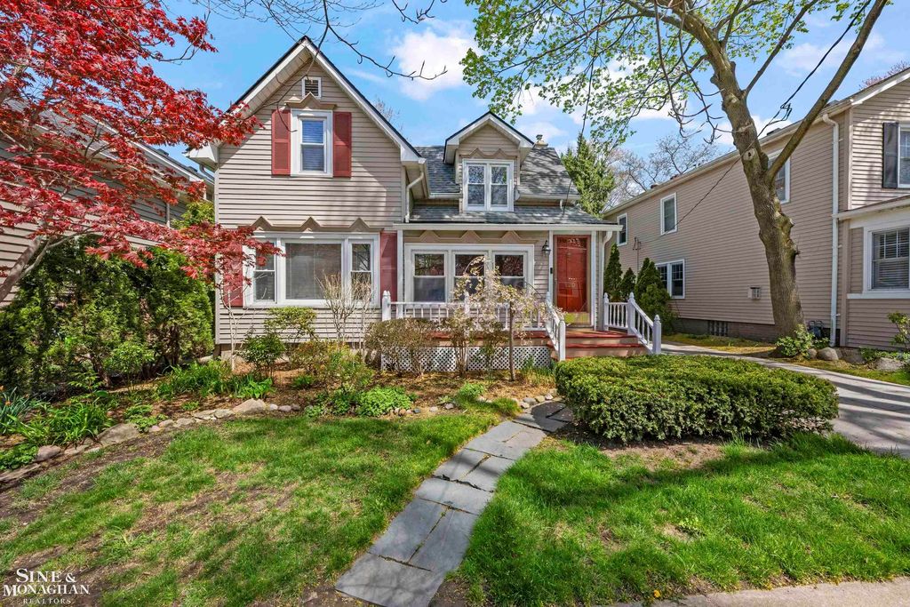 190 Lakeview Avenue, Grosse Pointe Farms, MI 48236