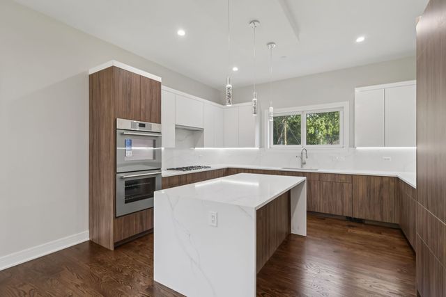 1744 Walnut Circle, Northbrook, IL 60062