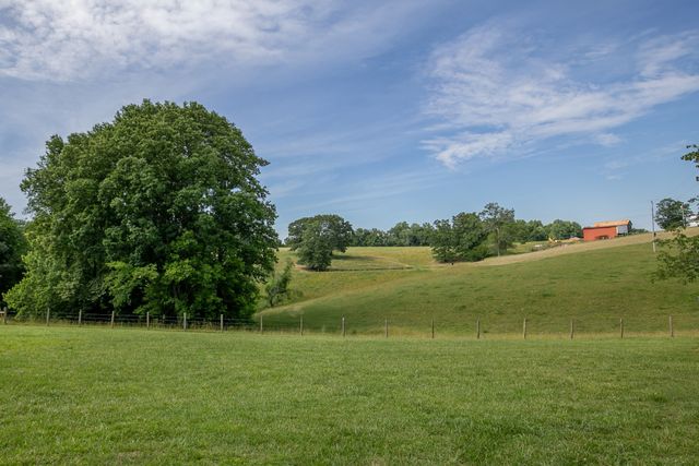 7144 Hall Rd, Greenbrier, TN 37073