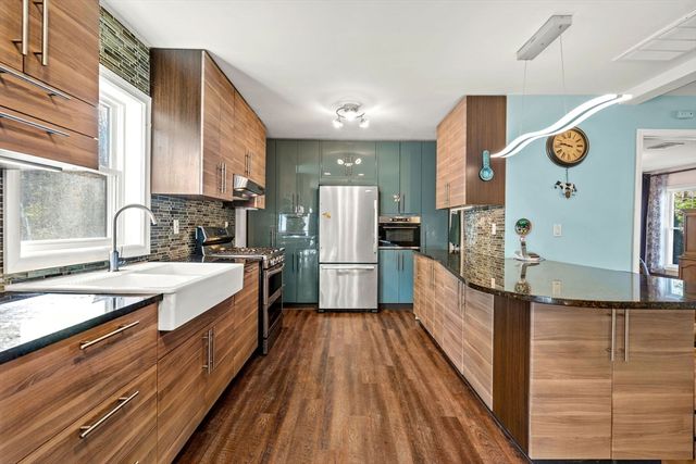 298 Wren St, Taunton, MA 02718