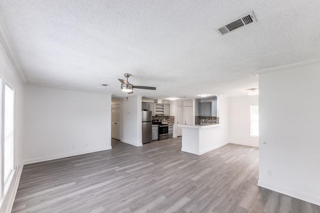 114 Varsity Circle, Huntsville, TX 77340