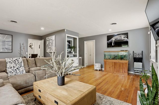 1111 E Washburn Place, Saginaw, MI 48602