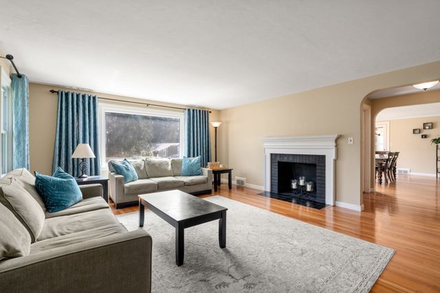 15 Claridge Dr, Worcester, MA 01602