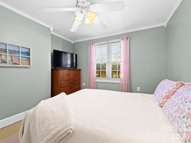1614 Ridgewood Boulevard, Hendersonville, NC 28791