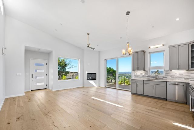 1292 Wikiup Dr, Santa Rosa, CA 95403