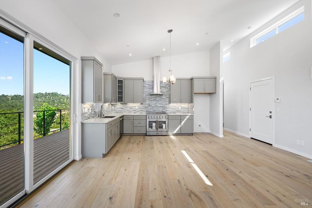 1292 Wikiup Dr, Santa Rosa, CA 95403