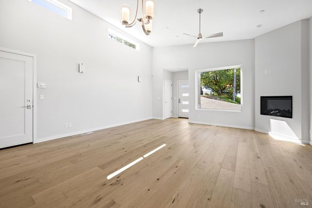 1292 Wikiup Dr, Santa Rosa, CA 95403