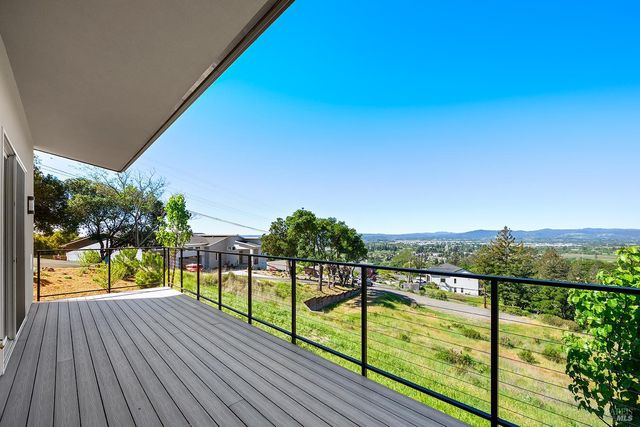 1292 Wikiup Dr, Santa Rosa, CA 95403