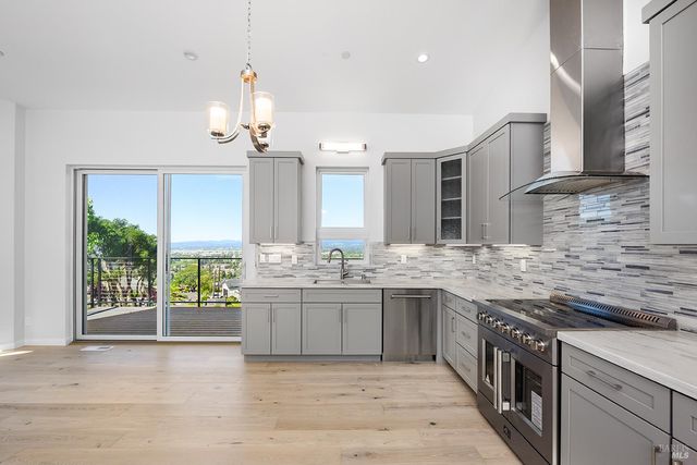 1292 Wikiup Dr, Santa Rosa, CA 95403