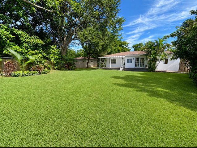585 NE 121st St, North Miami, FL 33161