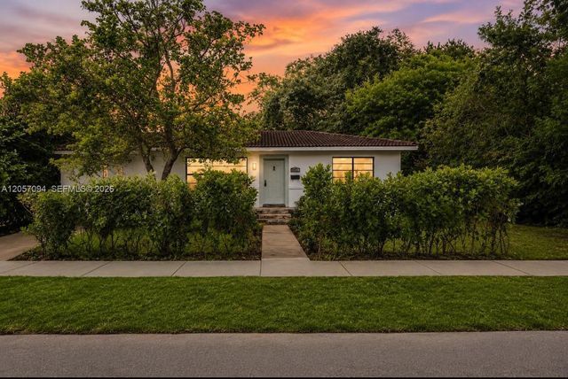 585 NE 121st St, North Miami, FL 33161