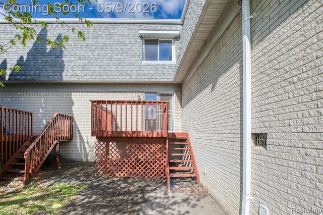 114 Ladd Road, Walled Lake, MI 48390
