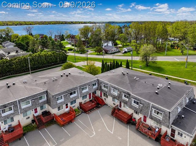 114 Ladd Road, Walled Lake, MI 48390
