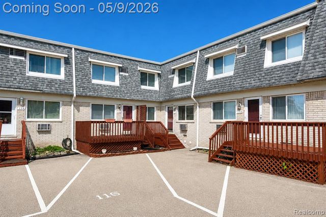 114 Ladd Road, Walled Lake, MI 48390