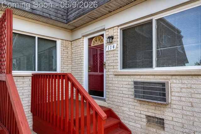 114 Ladd Road, Walled Lake, MI 48390