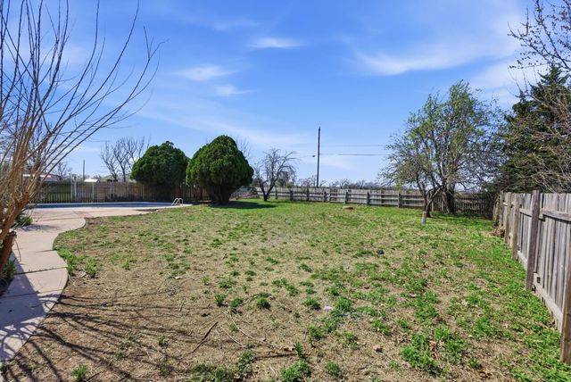1637 N Timberline Dr, Rose Hill, KS 67133