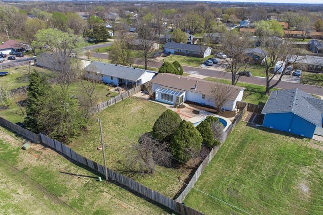 1637 N Timberline Dr, Rose Hill, KS 67133