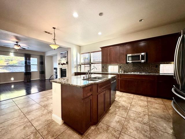 101 Emma Ct, Roseville, CA 95661