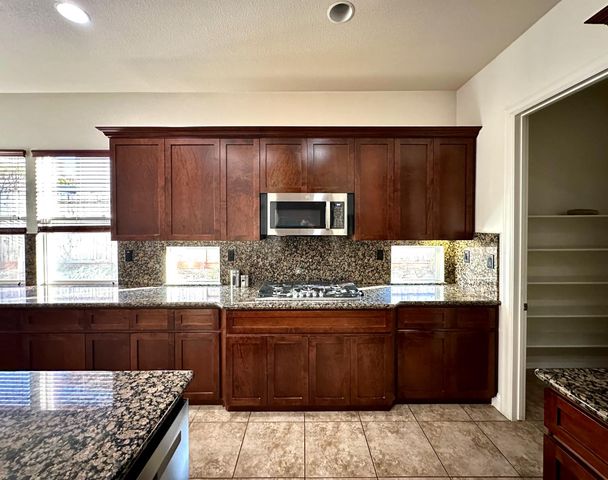 101 Emma Ct, Roseville, CA 95661