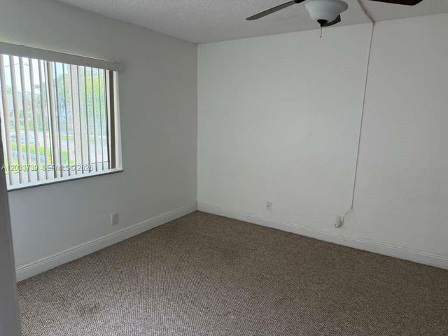 140 Lakeview Dr 211, Weston, FL 33326