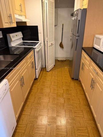 140 Lakeview Dr 211, Weston, FL 33326