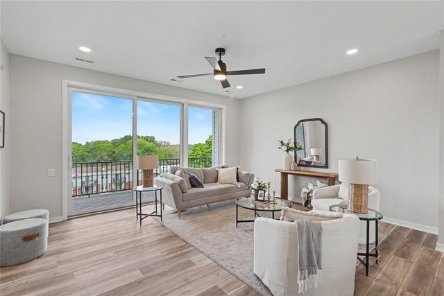 2714 Fleur Drive 11, Des Moines, IA 50321