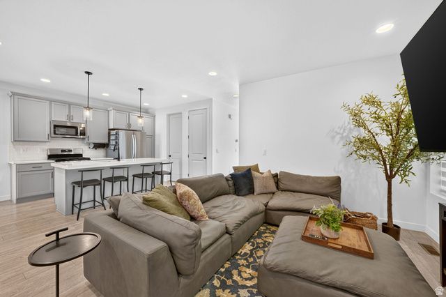 2402 N SUNMORE WAY, Lehi, UT 84043