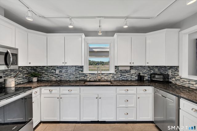 44 Riverside Drive, Branford, CT 06405