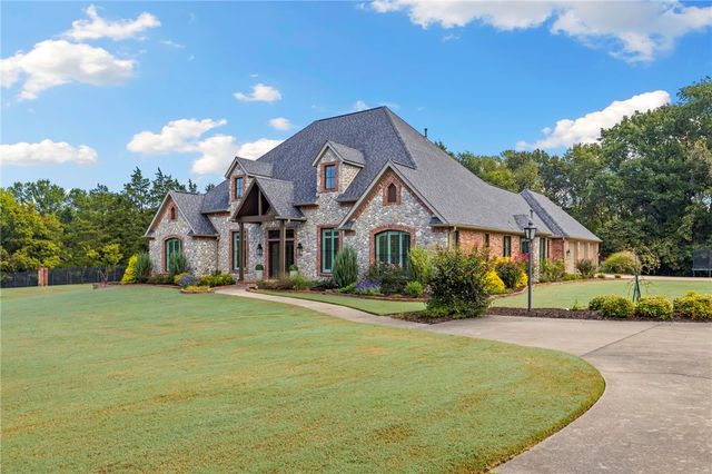 596 Polo Drive, Fayetteville, AR 72703