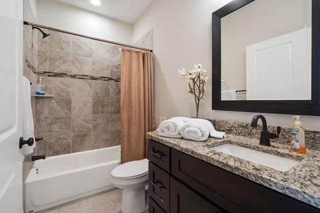 585 Demarett DR, Point Venture, TX 78645