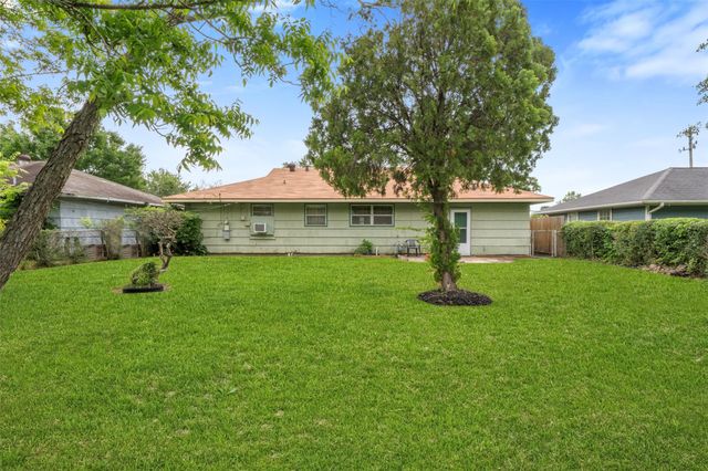 6807 Kingsway Drive, Houston, TX 77087