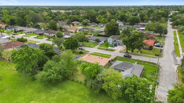 6807 Kingsway Drive, Houston, TX 77087