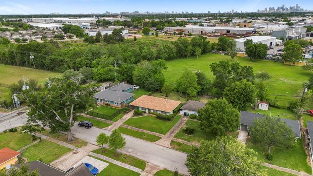 6807 Kingsway Drive, Houston, TX 77087