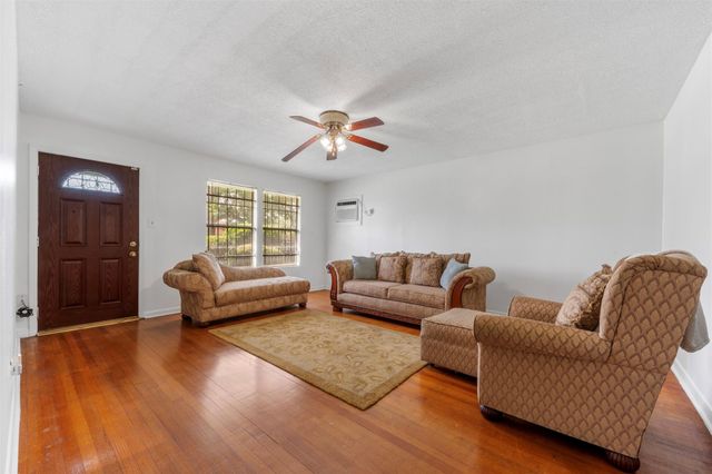 6807 Kingsway Drive, Houston, TX 77087