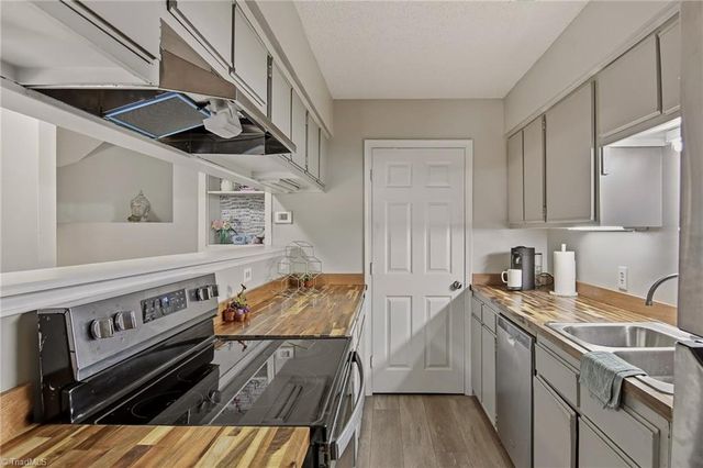 805 Salem Pointe Lane, Winston-salem, NC 27101