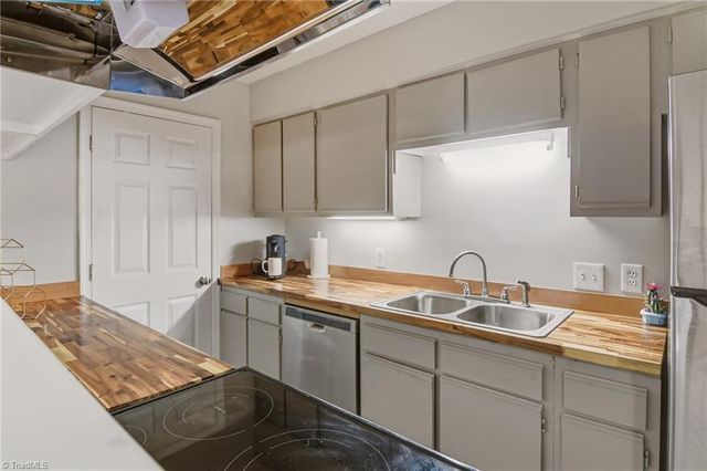 805 Salem Pointe Lane, Winston-salem, NC 27101