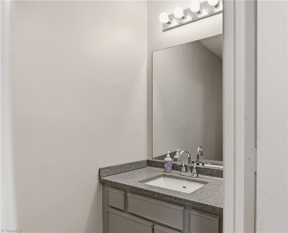805 Salem Pointe Lane, Winston-salem, NC 27101