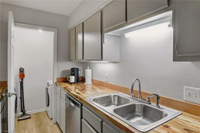 805 Salem Pointe Lane, Winston-salem, NC 27101