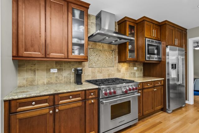 2761 Lincolnwood Drive, Evanston, IL 60201
