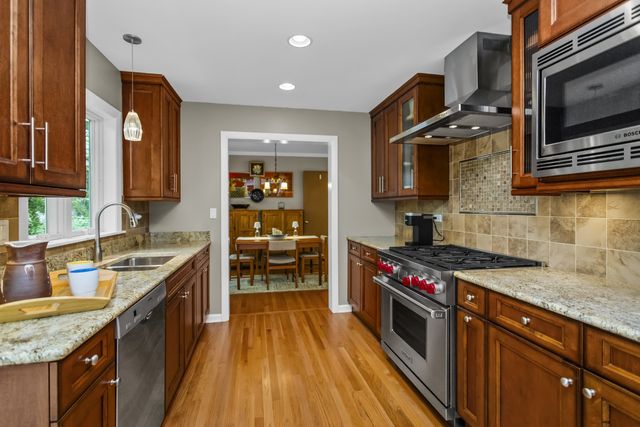 2761 Lincolnwood Drive, Evanston, IL 60201
