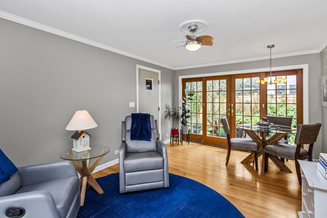 2761 Lincolnwood Drive, Evanston, IL 60201