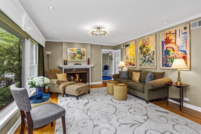 2761 Lincolnwood Drive, Evanston, IL 60201